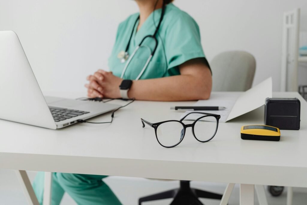 Medica en escritorio de centro de estética