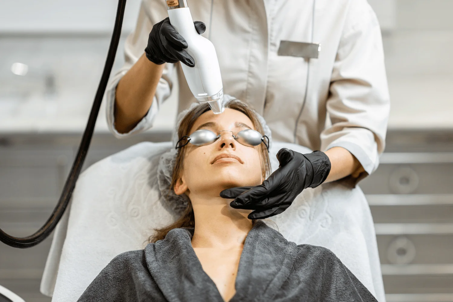 Mujer en centro de estética