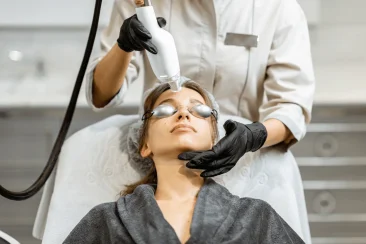 rejuvenecimiento-facial-servicio-laura-ximena-dra Mujer en centro de estética